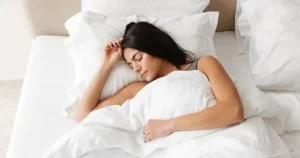 Ήξερες ότι το να ξυπνάς την ίδια ώρα κάθε βράδυ είναι ένα ξεκάθαρο σημάδι ότι…