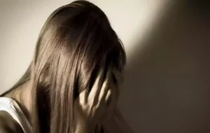 Φpίκη με την παιδική ποpνογραγία ανήλικης – Η νέα σοκαριστική κατηγορία της μητέρας