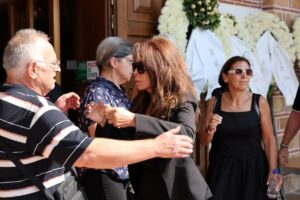 Σκηνές αρχαίας τραγωδίας στην κηδεία του Ζαρζαβατσίδη: Δεν άντεξε και κατέρρευσε η Βούλα Πατουλίδου