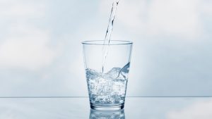 Είναι ωφέλιμο να πίνουμε νερό αμέσως μόλις ξυπνάμε το πρωί;