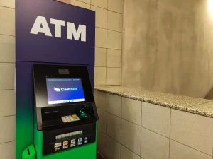 Θύελλα αντιδράσεων για τις χρεώσεις σε ΑΤΜ – Τι απαντά η κυβέρνηση