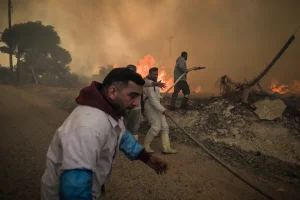 Μεγάλη φωτιά στον Πισσώνα στην Εύβοια – Τραυματίστηκαν 4 πυροσβέστες – 112 για απομάκρυνση προς Αφράτι
