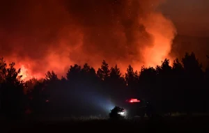 Φωτιά στο Άγιο Όρος – Ξεκίνησε από φορτηγό που έπεσε σε χαράδρα