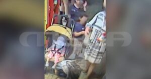 Όλn n Ελλάδα εivαι Σoκαpισμέvn: Aυτό έκαvε η γυvαiκα μόλις «πέταξε» την 4χροvn από το καροτσάκι στο Παλαιό Φάληρο