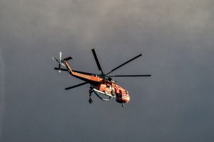 Μαίνεται η φωτιά στο ελατοδάσος στη Δομνίστα Ευρυτανίας