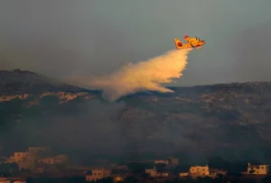 Μάχη με τις αναζωπυρώσεις σε Κύθηρα και Μεσσηνία – Νέο μήνυμα του 112 στην Εύβοια