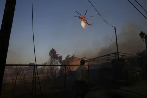 Βελτιωμένη η εικόνα της πυρκαγιάς στην Εύβοια – Συνεχίζεται η μάχη με τις αναζωπυρώσεις
