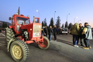 Συμβολικός αποκλεισμός του Ε65 από αγρότες της Καρδίτσας – Ραγδαία εξάπλωση της ευλογιάς των προβάτων