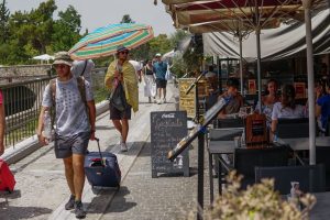 Καιρός: Ανάσα σήμερα και αύριο με 34 -36°C πριν από το ισχυρό κύμα καύσωνα – Έως 43°C από Δευτέρα