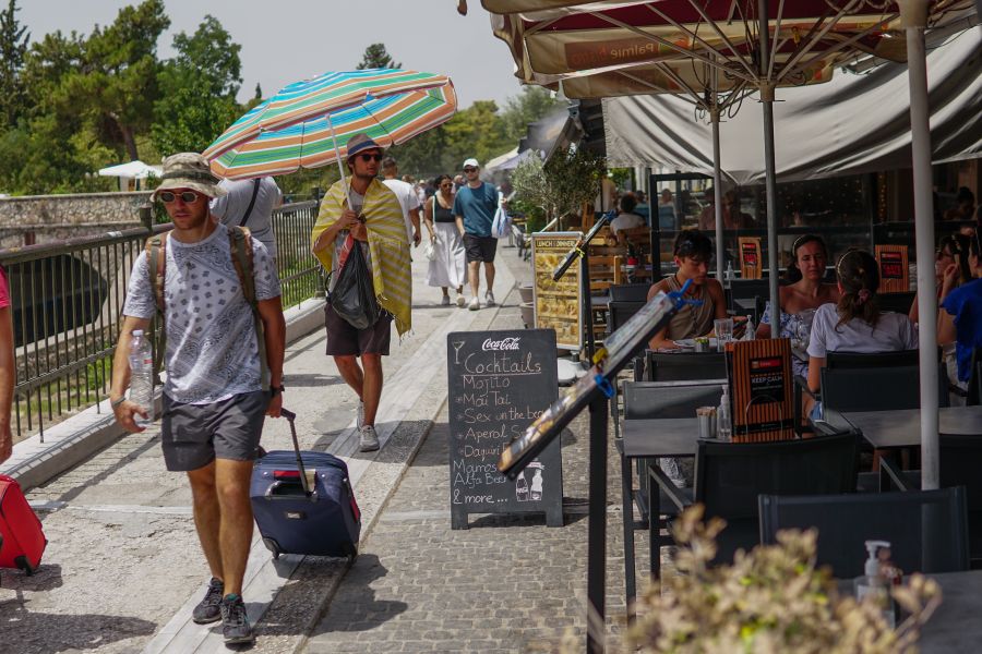 Καιρός: Ανάσα σήμερα και αύριο με 34 -36°C πριν από το ισχυρό κύμα καύσωνα – Έως 43°C από Δευτέρα