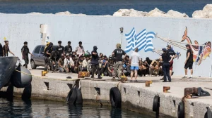 Συνεχίζεται η αποσυμφόρηση της Κρήτης από τους μετανάστες – Ερωτηματικά για την αυριανή επίσκεψη Γεραπετρίτη στην Τρίπολη