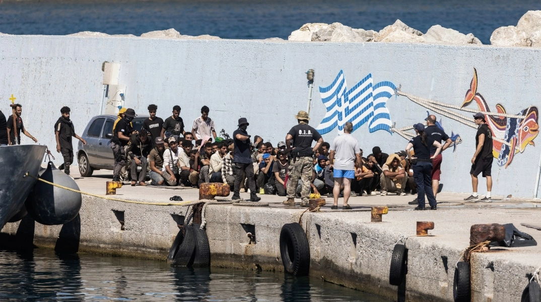 Συνεχίζεται η αποσυμφόρηση της Κρήτης από τους μετανάστες – Ερωτηματικά για την αυριανή επίσκεψη Γεραπετρίτη στην Τρίπολη