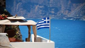 Ρεκόρ αφίξεων αλλά μείωση στα έσοδα: Ο ελληνικός τουρισμός σε κρίσιμο σταυροδρόμι