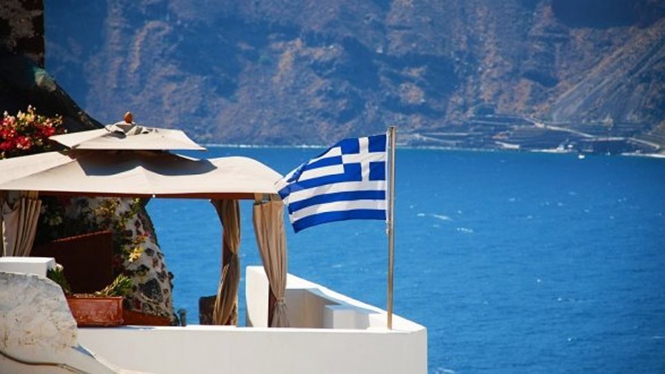 Ρεκόρ αφίξεων αλλά μείωση στα έσοδα: Ο ελληνικός τουρισμός σε κρίσιμο σταυροδρόμι