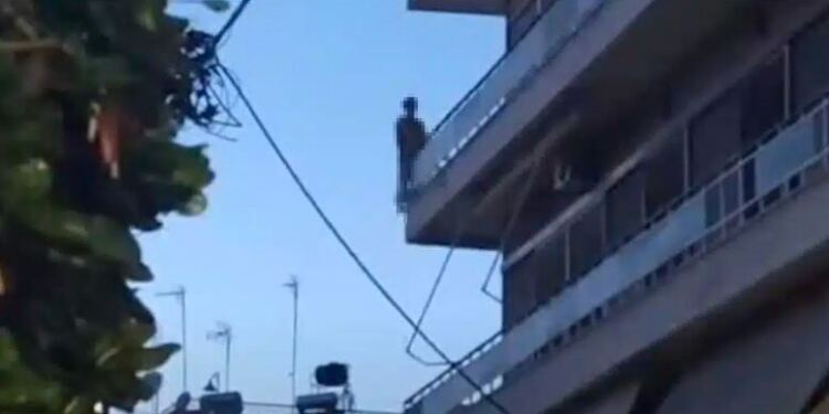 Αγρίνιο: Νεκρή νεαρή μητέρα που έπεσε από μπαλκόνι πολυκατοικίας στον 4ο όροφο