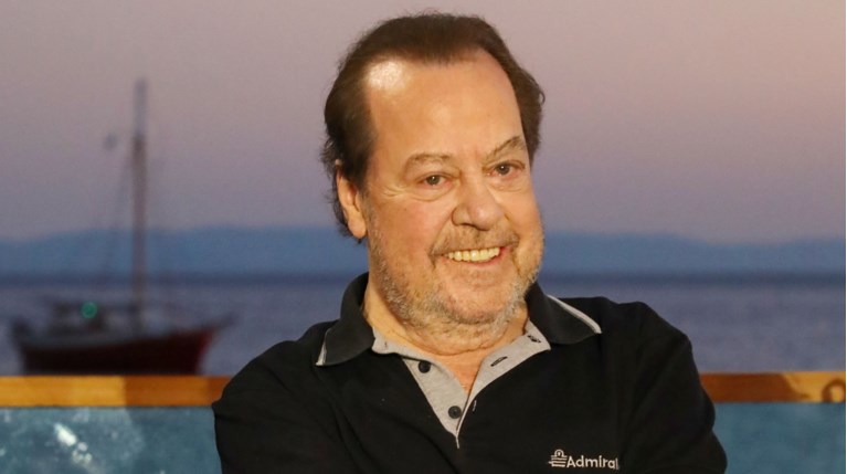 Κατάξανθη, με μακριές κοτσίδες μέχρι την μέση και πολύ νεότερη του: Αυτή είναι η σύντροφος του Γιάννη Πάριου, Στέλλα – Κυκλοφόρησαν φώτο
