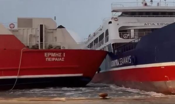 Συγκρούστηκαν δυο πλοία σε πασίγνωστο λιμάνι της χώρας