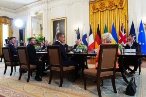 Ο Τραμπ κανονίζει συνάντηση Ζελένσκι–Πούτιν ενώ οι Ευρωπαίοι πιέζουν για αμερικανικές εγγυήσεις ασφαλείας