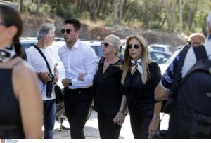 Κηδεία Αλεξάνδρας Νικολαΐδου: Συγκλονιστικές εικόνες αυτή τη στιγμή – Η καταρρακωμένη εικόνα του Ντέμη Νικολαΐδη