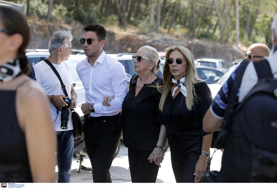 Κηδεία Αλεξάνδρας Νικολαΐδου: Συγκλονιστικές εικόνες αυτή τη στιγμή – Η καταρρακωμένη εικόνα του Ντέμη Νικολαΐδη