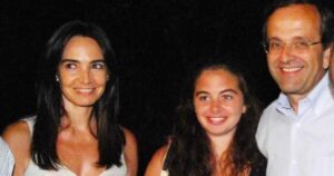 Κηδεία Λένας Σαμαρά: Βαρύ το κλίμα στο νεκροταφείο – Το συγκλονιστικό μήνυμα στο στεφάνι του πρωθυπουργού