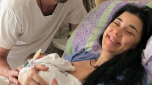 Πλέει σε πελάγη ευτυχίας η Ελληνίδα ηθοποιός – Έγινε μαμά για πρώτη φορά στα 50 της