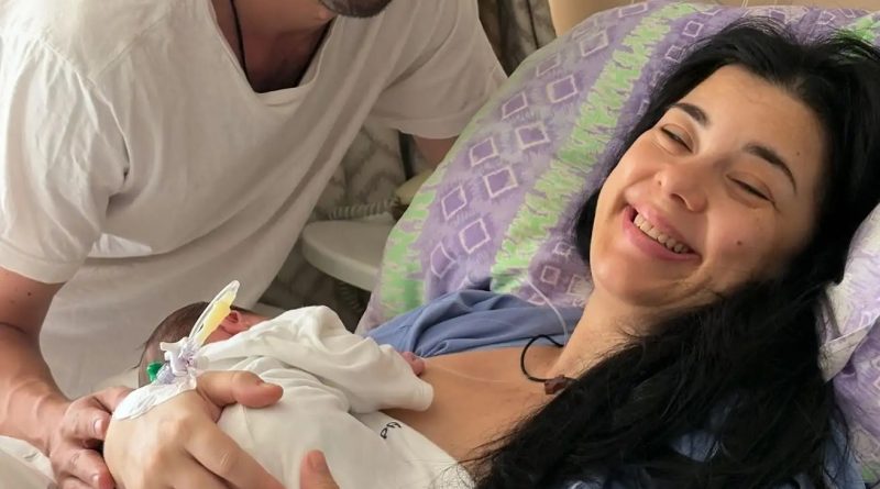 Πλέει σε πελάγη ευτυχίας η Ελληνίδα ηθοποιός – Έγινε μαμά για πρώτη φορά στα 50 της