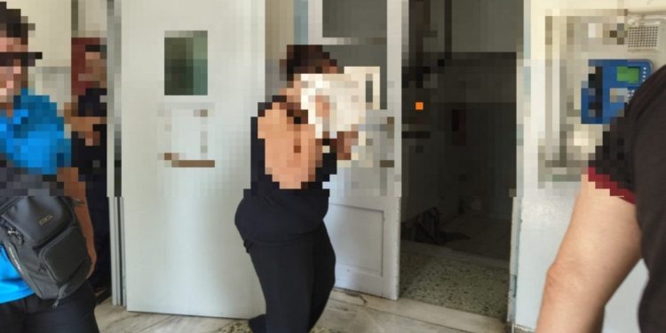 «Ζητώ συγγνώμη» είπε η 52χρονη που κατηγορείται για αιμομιξία με το ανήλικο παιδί της