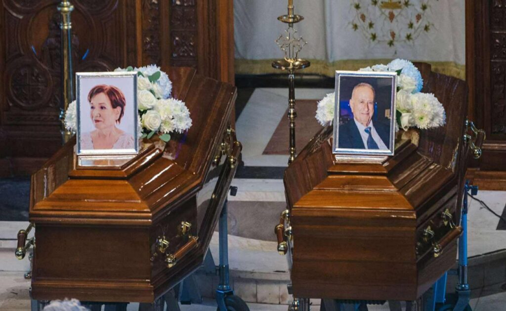 Συγκλόνισε στο τελευταίο αντίο η αδελφότεκνη των θυμάτων της πυρκαγιάς. «Σας δολοφόνησαν με τον χειρότερο τρόπο»