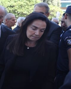 Λένα Σαμαρά: Συντετριμμένη η μητέρα της στο τελευταίο «αντίο» στην μονάκριβη κόρη της