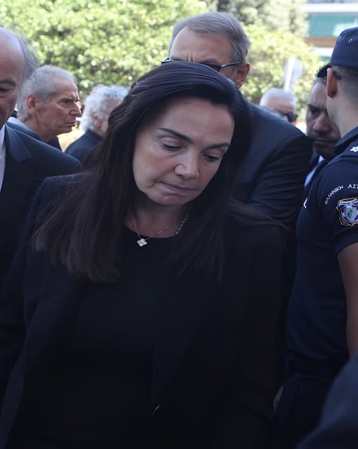 Λένα Σαμαρά: Συντετριμμένη η μητέρα της στο τελευταίο «αντίο» στην μονάκριβη κόρη της