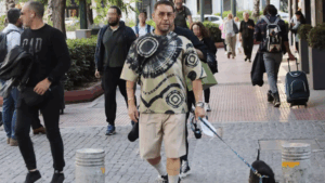Γιώργος Μαζωνάκης: Οι μοναχικές βόλτες με τον σκύλο του και το δημόσιο «καρφί» για τον οίκο που άφησε πίσω του