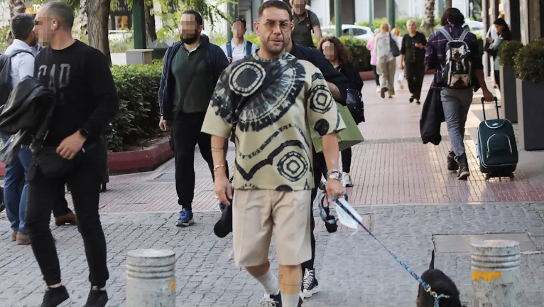 Γιώργος Μαζωνάκης: Οι μοναχικές βόλτες με τον σκύλο του και το δημόσιο «καρφί» για τον οίκο που άφησε πίσω του