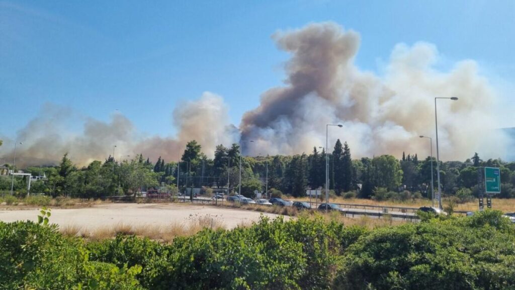 ΦΩΤΙΑ ΤΩΡΑ ΣΤΗΝ ΑΤΤΙΚΗ ΚΟΝΤΑ ΣΕ ΣΠΙΤΙΑ – ΣΥΝΑΓΕΡΜΟΣ ΣΤΗΝ ΠΥΡΟΣΒΕΣΤΙΚΗ