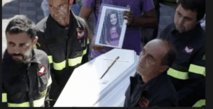Πυροσβέστες βρήκαν το σώμα μιας 9χpονης αλλά δυστυχώς – Μόλις είδαν τι βρισκόταν από κάτω της πάγωσαν