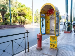 Δήμος Αθηναίων: Απομάκρυνση δεκάδων εγκαταλελειμμένων καρτοτηλεφώνων από τα πεζοδρόμια της Αθήνας