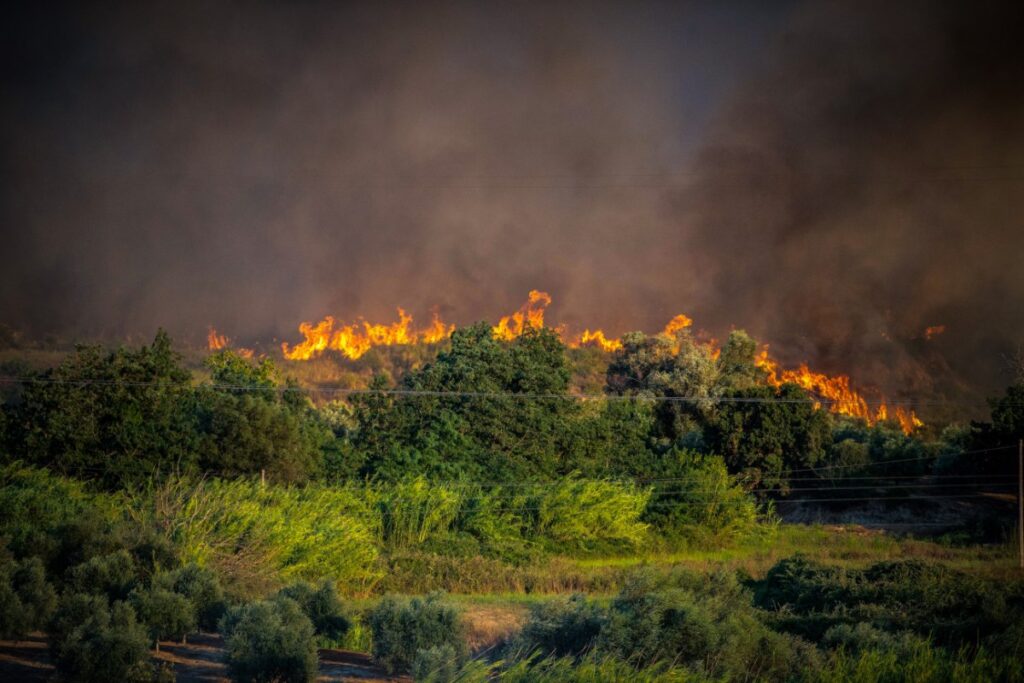 Καίγονται σπίτια, έκλεισε η Πατρών – Πύργου