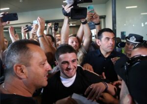 Οι οπαδοί του ΠΑΟΚ «γκρέμισαν τα τείχη» για τον Χρήστο Ζαφείρη! Πανζουρλισμός στο αεροδρόμιο «Μακεδονία»