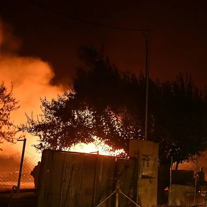 ΈΚΤΑΚΤΟ: Φωτιά τώρα ανάμεσα σε σπίτια - Δύσκολη νύχτα