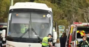 «Το λεωφορείο φαίνεται να μην κατάφερε να περάσει μια αριστερή στροφή, πριν χτυπήσει σε ένα κιγκλίδωμα κι Avατpαπεi»