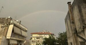 Καλοκαιρινό μπουρίνι σε πασίγνωστη περιοχή της χώρας – Ισχυρή βροχή, χαλάζι και ζημιές στην πόλη