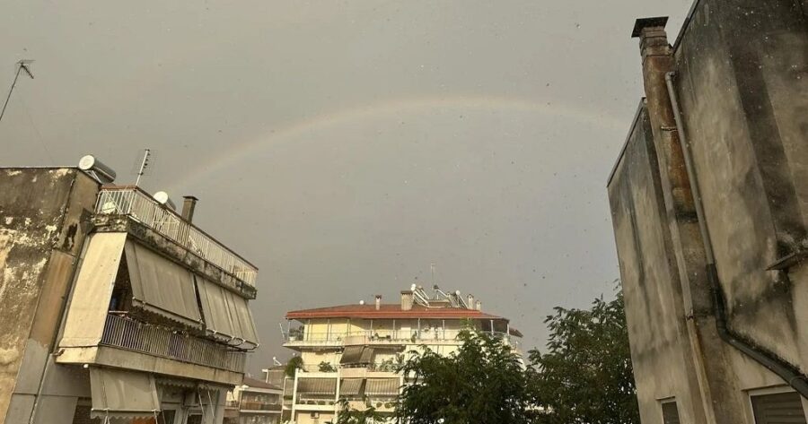 Καλοκαιρινό μπουρίνι σε πασίγνωστη περιοχή της χώρας – Ισχυρή βροχή, χαλάζι και ζημιές στην πόλη