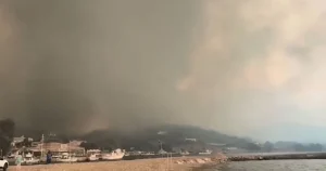 Έχουμε εγκλωβισμένους σε παραλίες από την πυρκαγιά