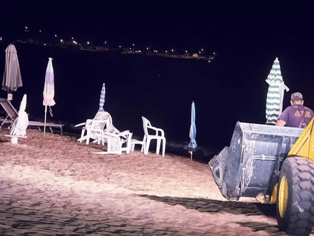 Ξήλωσαν με μπουλντόζες ομπρέλες και ξαπλώστρες από ελεύθερες παραλίες