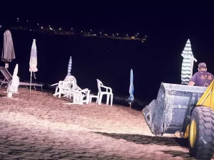 Ξήλωσαν με μπουλντόζες ομπρέλες και ξαπλώστρες από ελεύθερες παραλίες