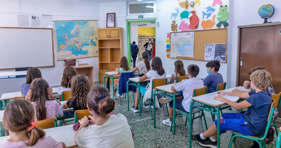 ΕΣΚΑΣΕ ΤΩΡΑ Πότε ανοίγουν τα σχολεία το 2025 και τι ώρα θα γίνει ο αγιασμός