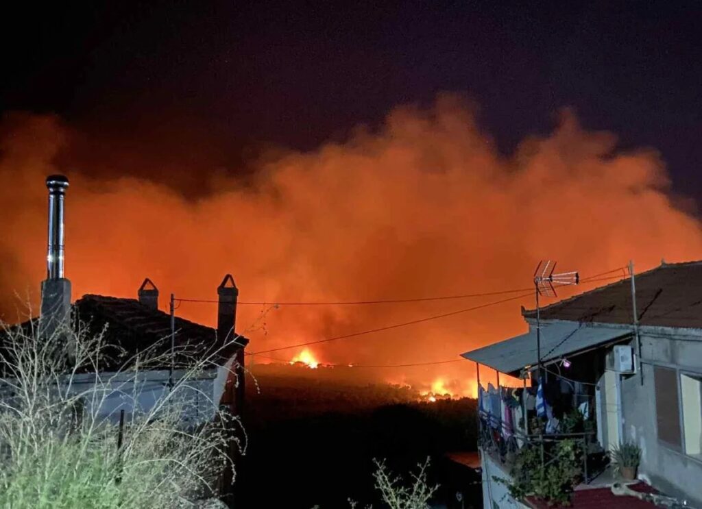 Εκτός ελέγχου η φωτιά: Εκκενώνονται ακόμη 6 οικισμοί – Βίντεο που κόβουν την ανάσα από το πύρινο μέτωπο – Στο νοσοκομείο 4 πυροσβέστες