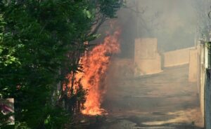 Καίγονται σπίτια από τη φωτιά – Δεκάδες οι απεγκλωβισμοί