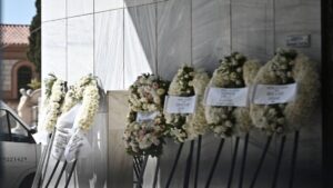 Το τελευταίο «αντίο» στη Λένα Σαμαρά: Βαρύ το κλίμα στο Α’ Νεκροταφείο