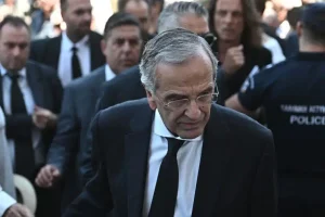 Πόνος ψυχής για την οικογένεια Σαμάρα στην κηδεία της Λένας – «Έσπασε» μόλις είδε το λευκό φέρετρο της κόρης του